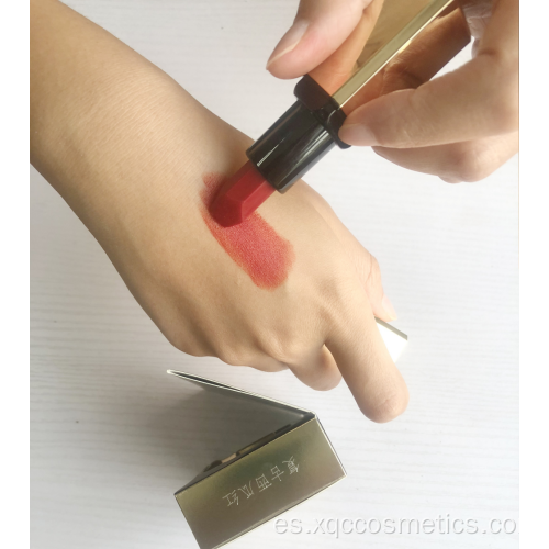 Lápiz labial cosmético mate rojo